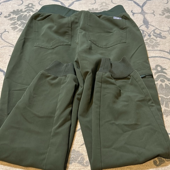 Figs scrubs in moss - Picture 5 of 6